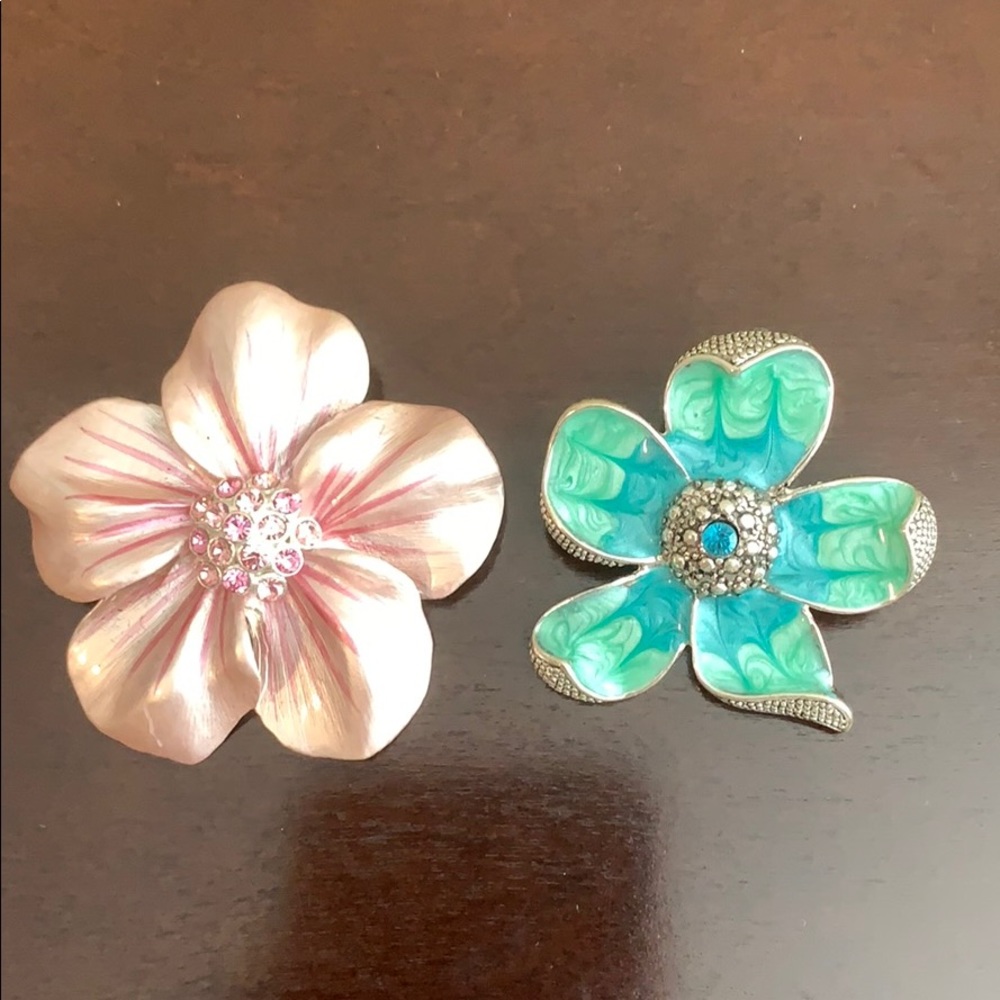Set of 2 flower pendants/pins